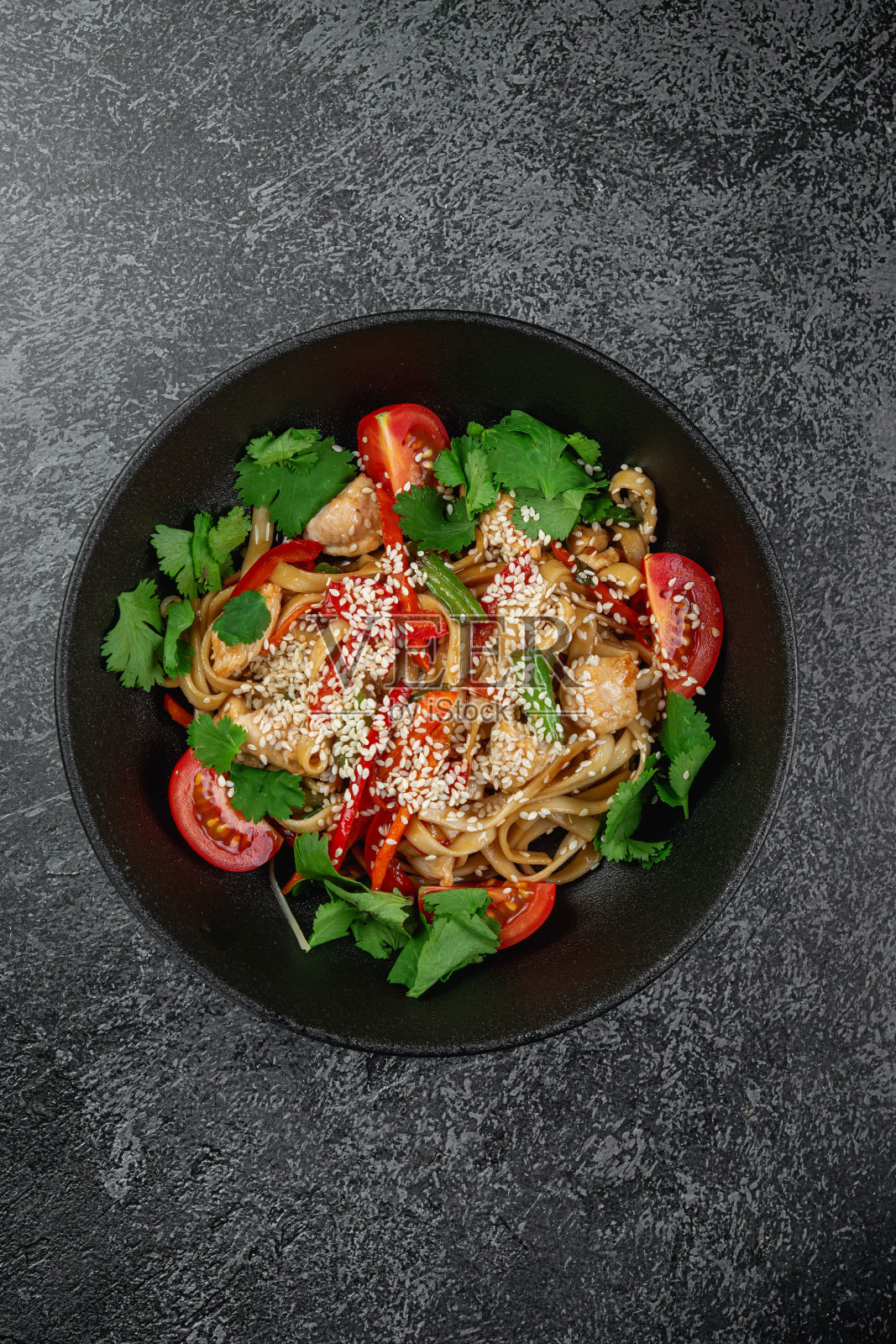 小麦粉乌冬面，欧芹，西红柿，撒上芝麻照片摄影图片