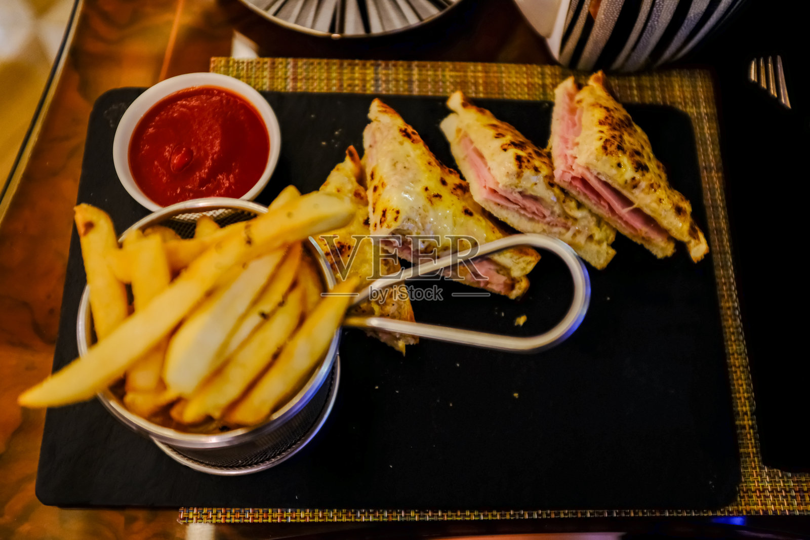 烤三明治和薯条。一套晚餐。照片摄影图片