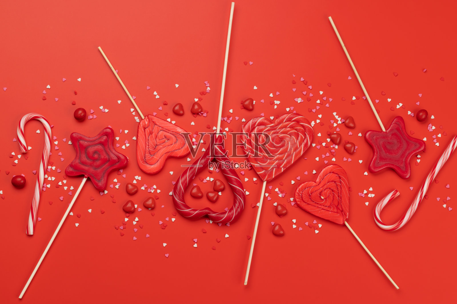 各种红色的糖果，棒棒糖照片摄影图片