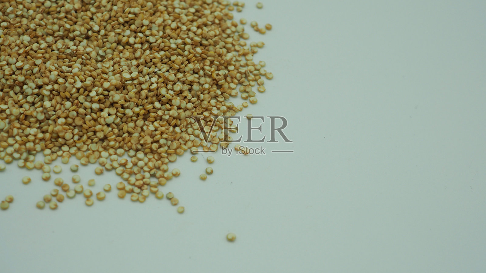 天然白藜麦是健康食品。富含纤维和蛋白质，维生素，无麸质，抗氧化剂含量高。照片摄影图片