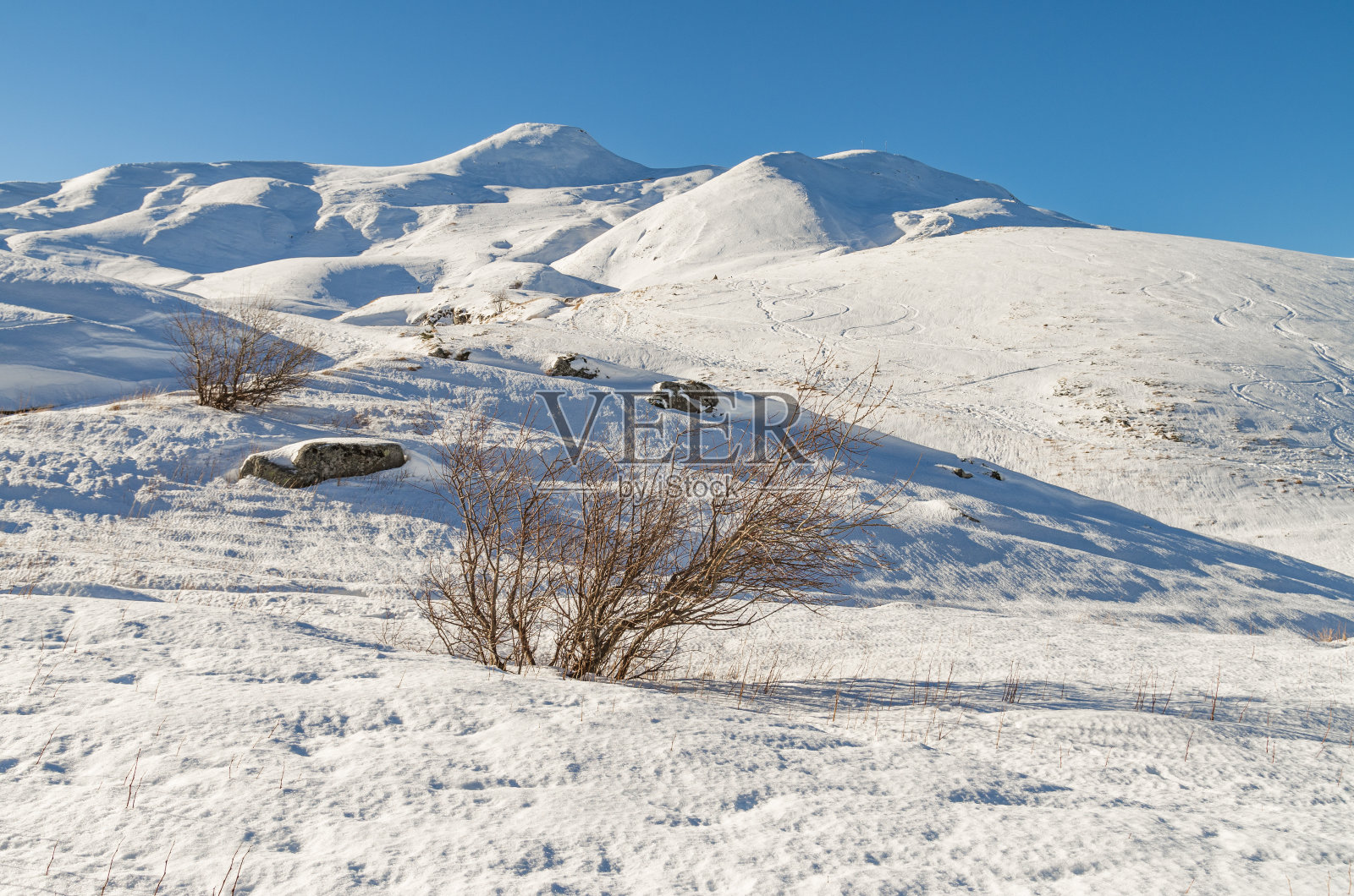 亚平宁山脉的雪景照片摄影图片