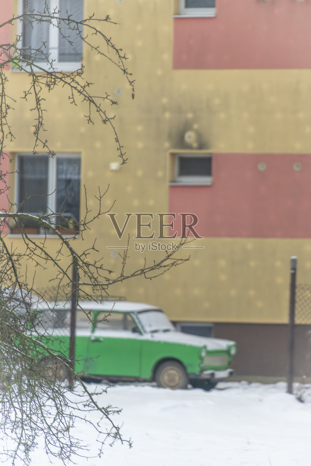 Lenesice CZ 12 09 2023冬季寒冷早晨下雪的街道和道路照片摄影图片