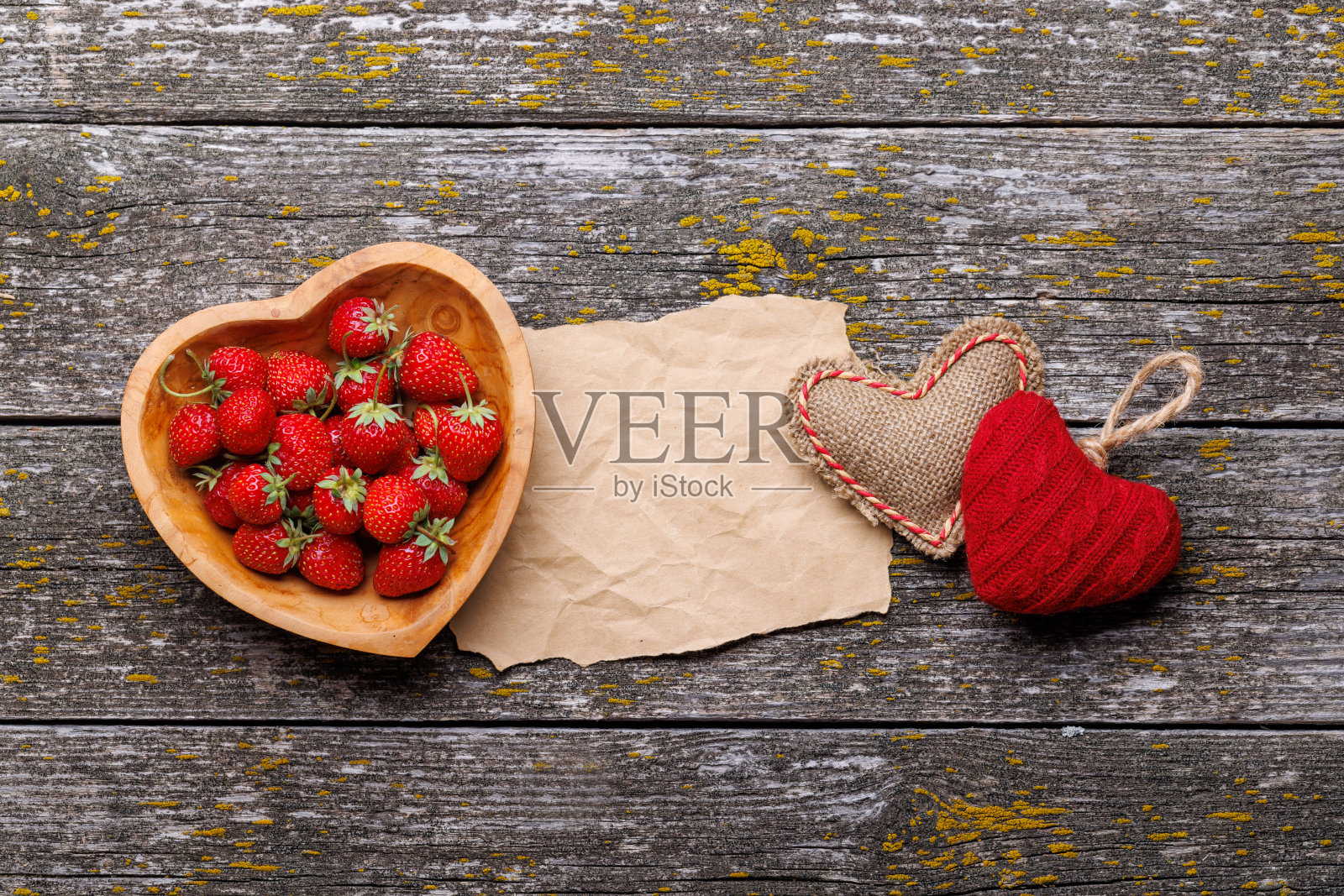 心碗草莓——情人节照片摄影图片