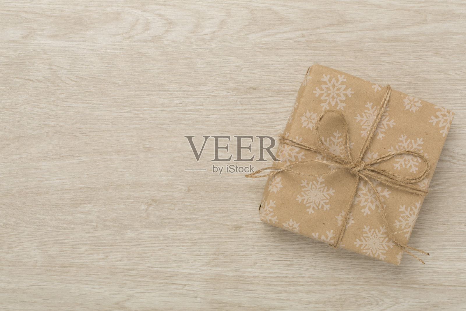 在木制背景上制作圣诞礼盒，俯视图照片摄影图片