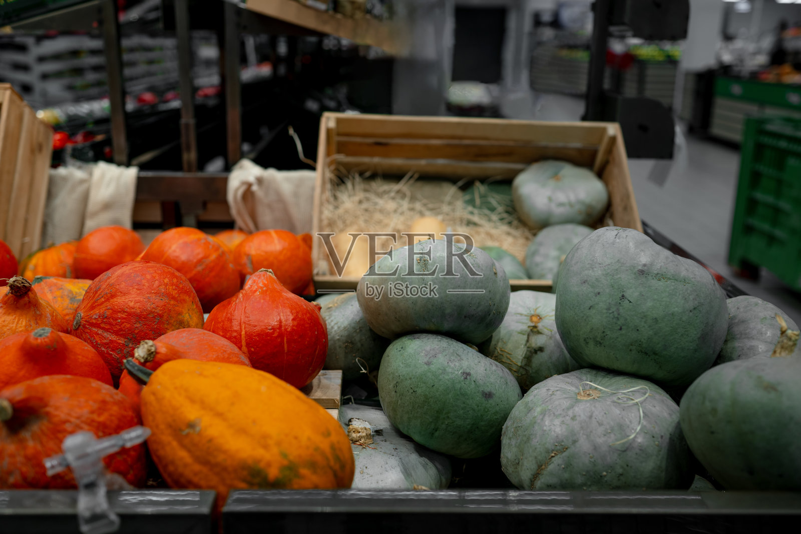 超市里五颜六色的南瓜照片摄影图片