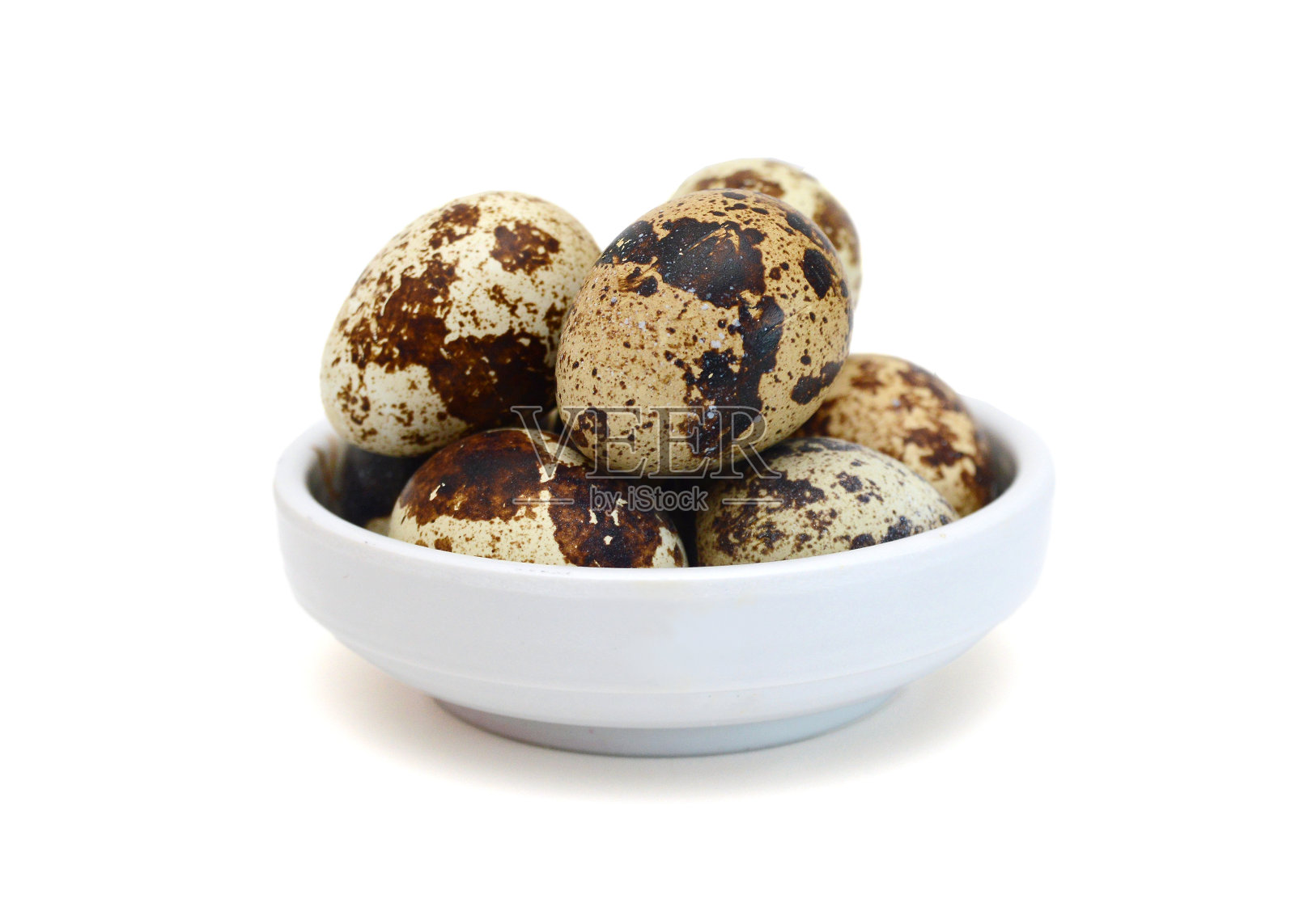 鹌鹑蛋被隔离在白色的背景上照片摄影图片