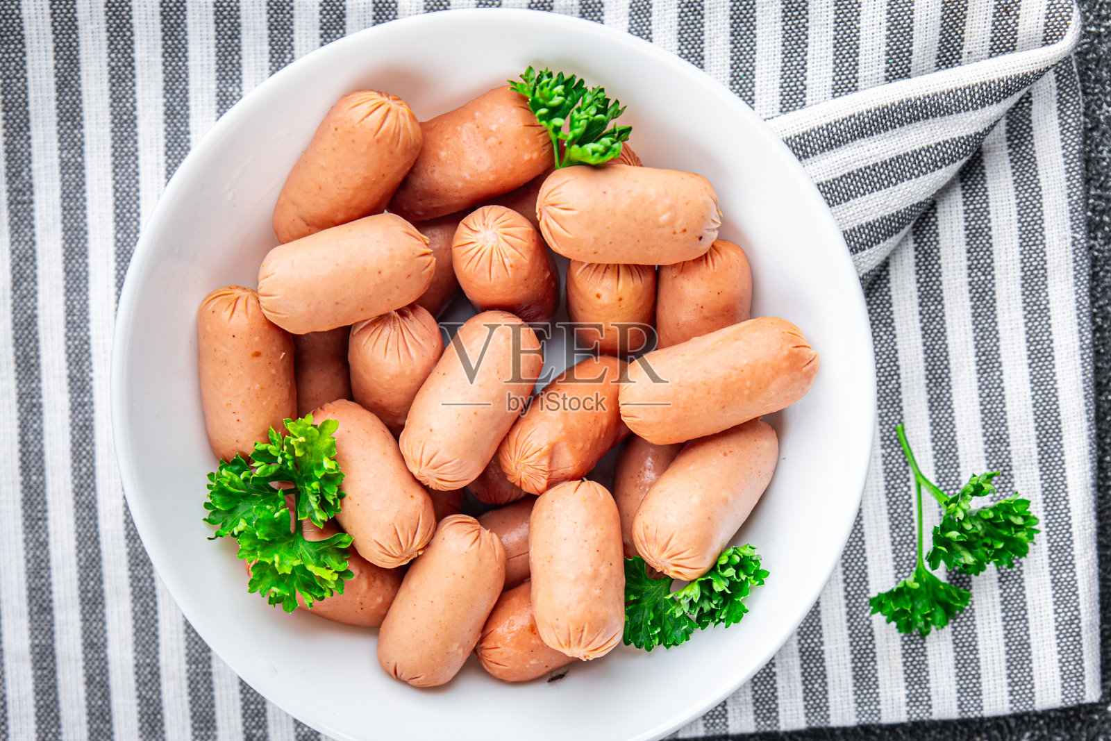 香肠，鸡肉或猪肉新鲜的肉制品美味健康的饮食烹饪开胃菜餐食品小吃在桌子上复制空间照片摄影图片