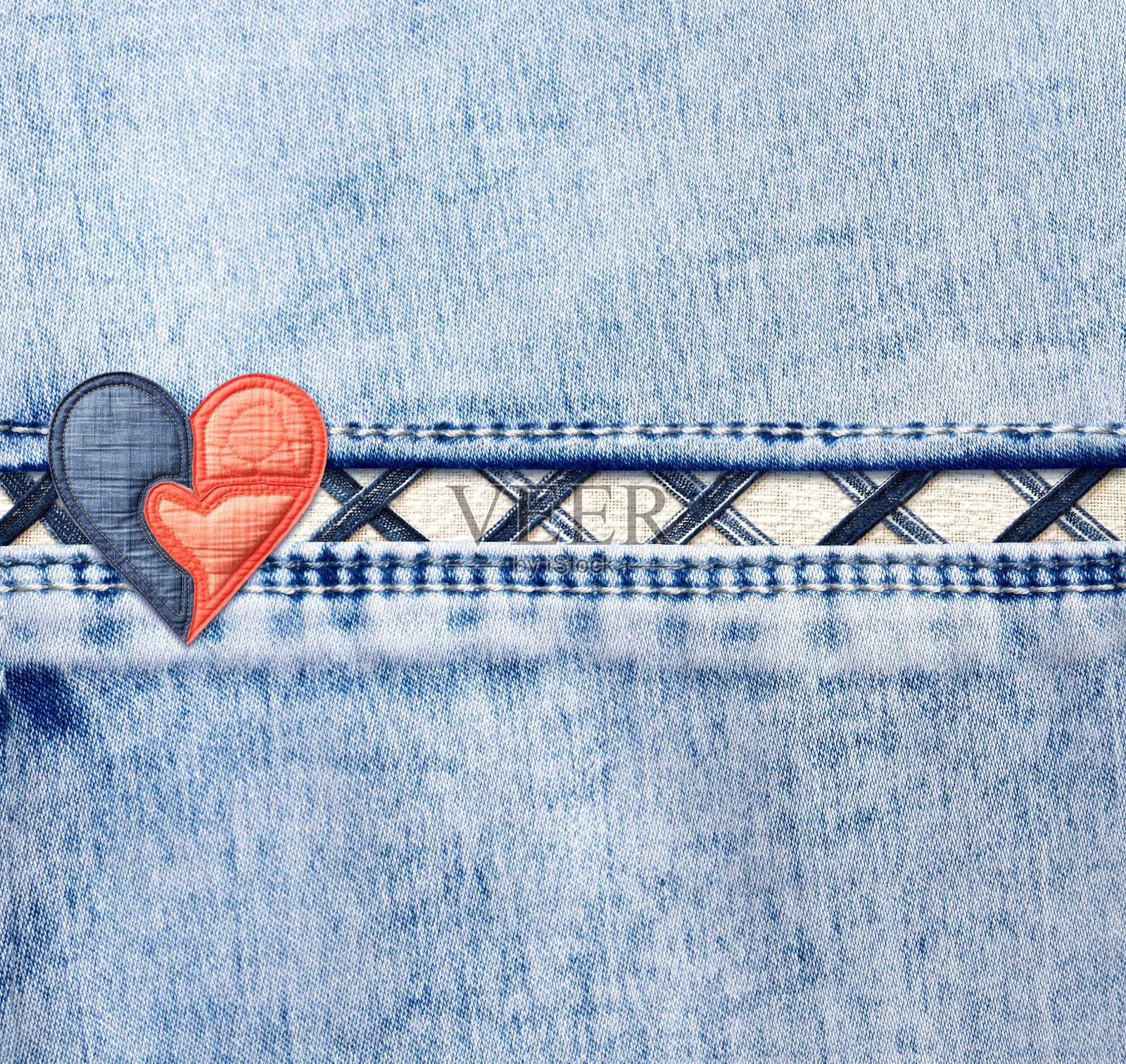 浅蓝色牛仔背景与接缝和感觉的心脏。方形蓝色牛仔牛仔裤面料纹理与心形纺织品补丁。情人节牛仔背景。文本复制空间照片摄影图片
