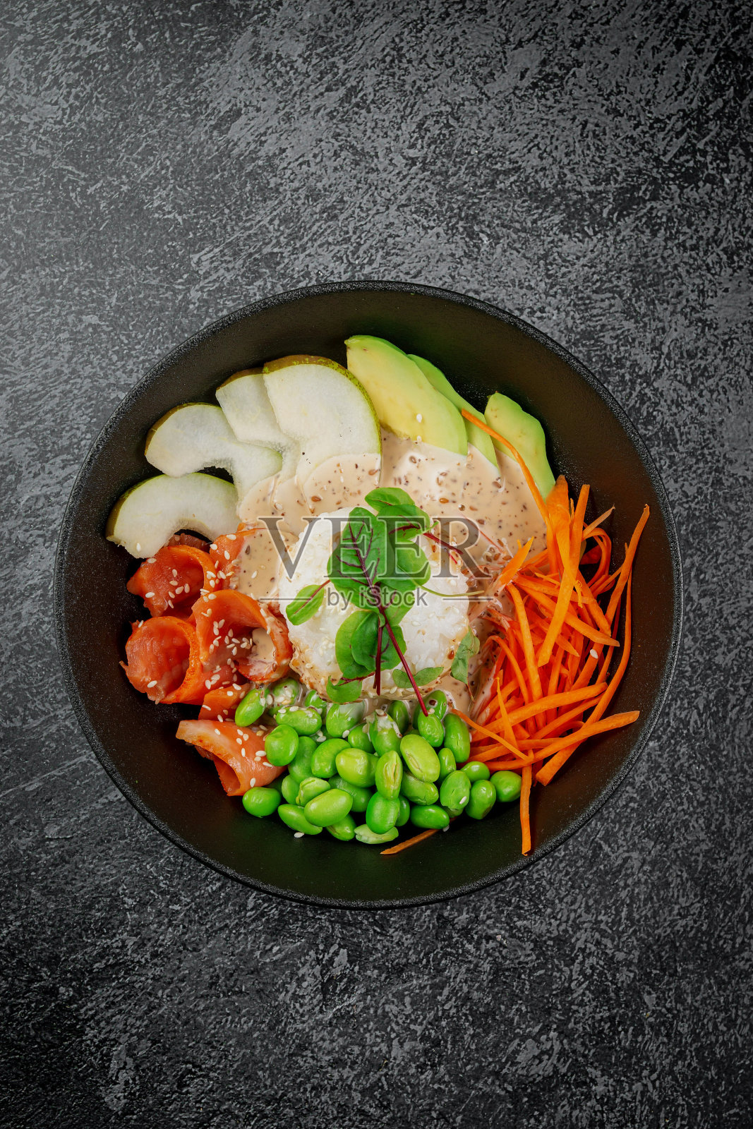 搭配三文鱼、鳄梨、梨、米饭和四季豆照片摄影图片