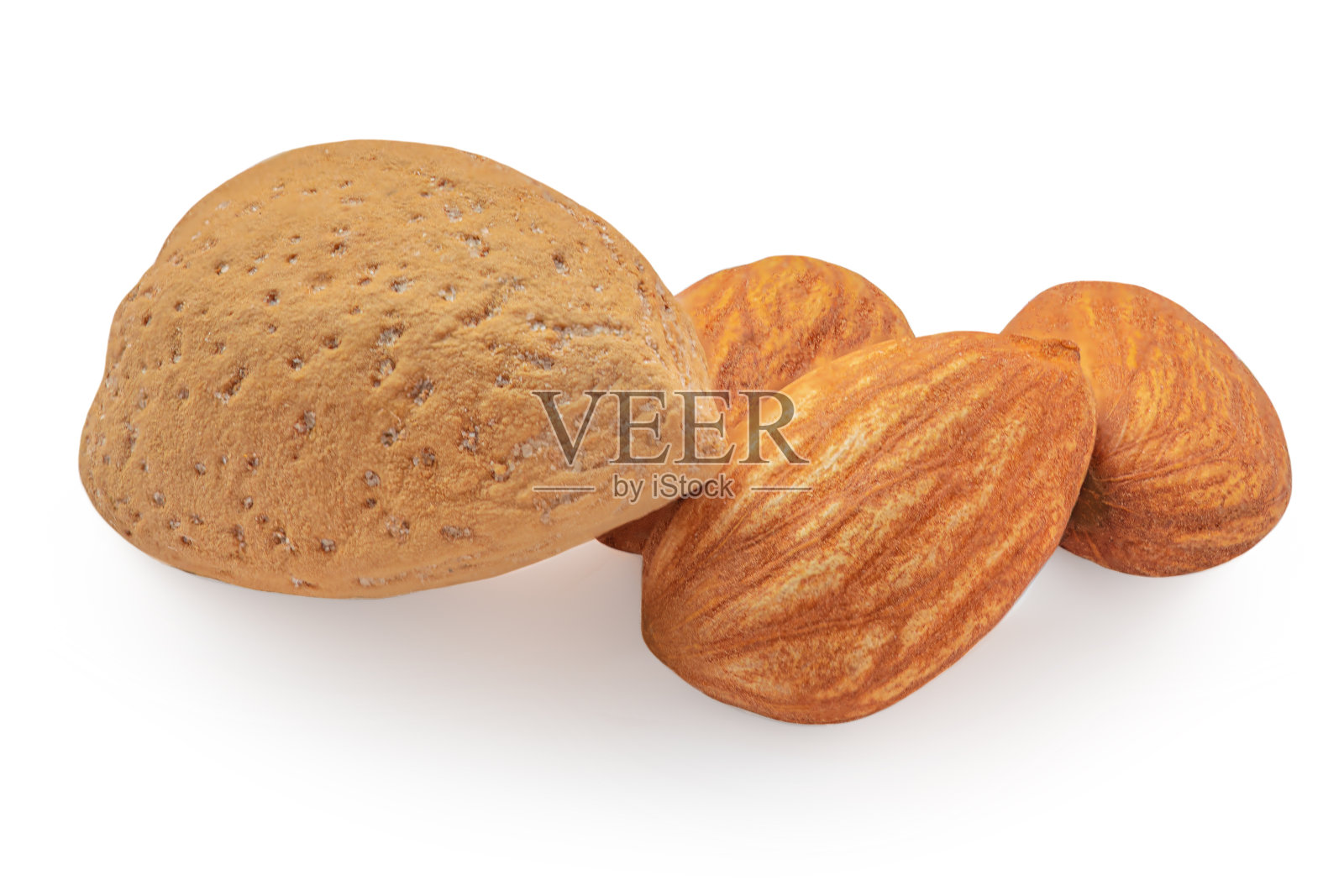 近距离的一组整个杏仁坚果和杏仁坚果壳孤立在白色背景照片摄影图片