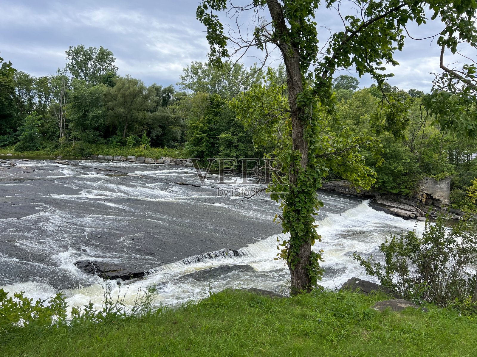 阿迪朗达克山脉的波凯河。照片摄影图片