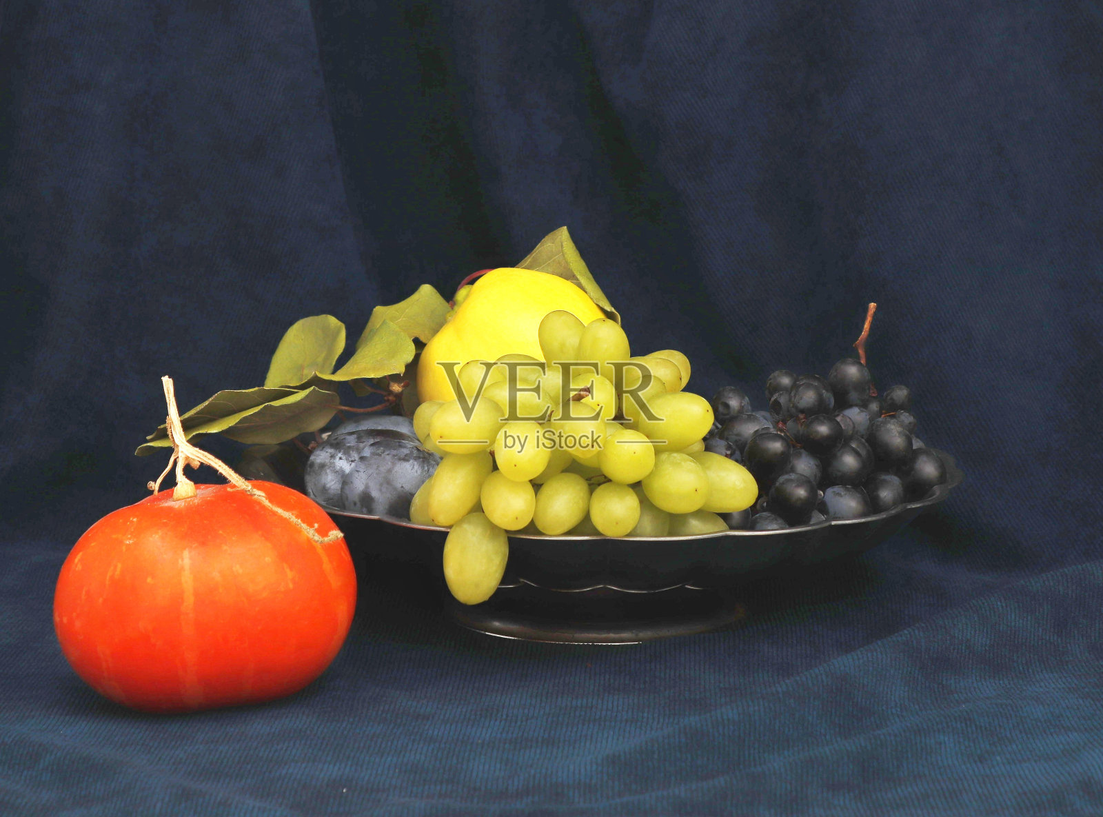 杯子旁边盘子里的一块果馅饼。照片摄影图片