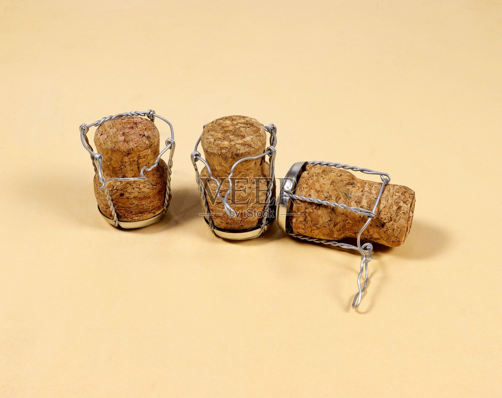 三个软木塞，从起泡酒的瓶子里取出。照片摄影图片