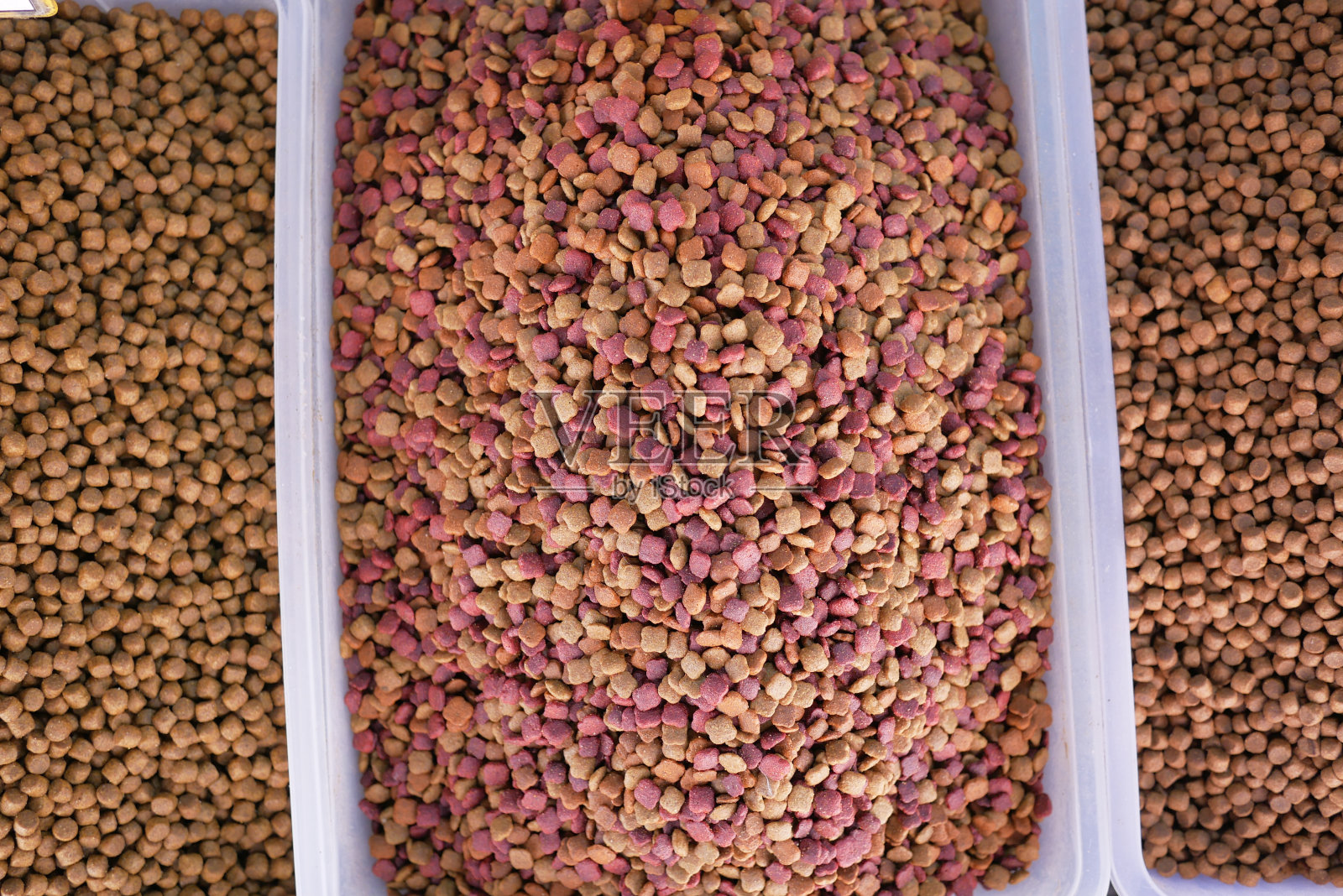 一堆晒干的猫粮在本地市场展示出售照片摄影图片