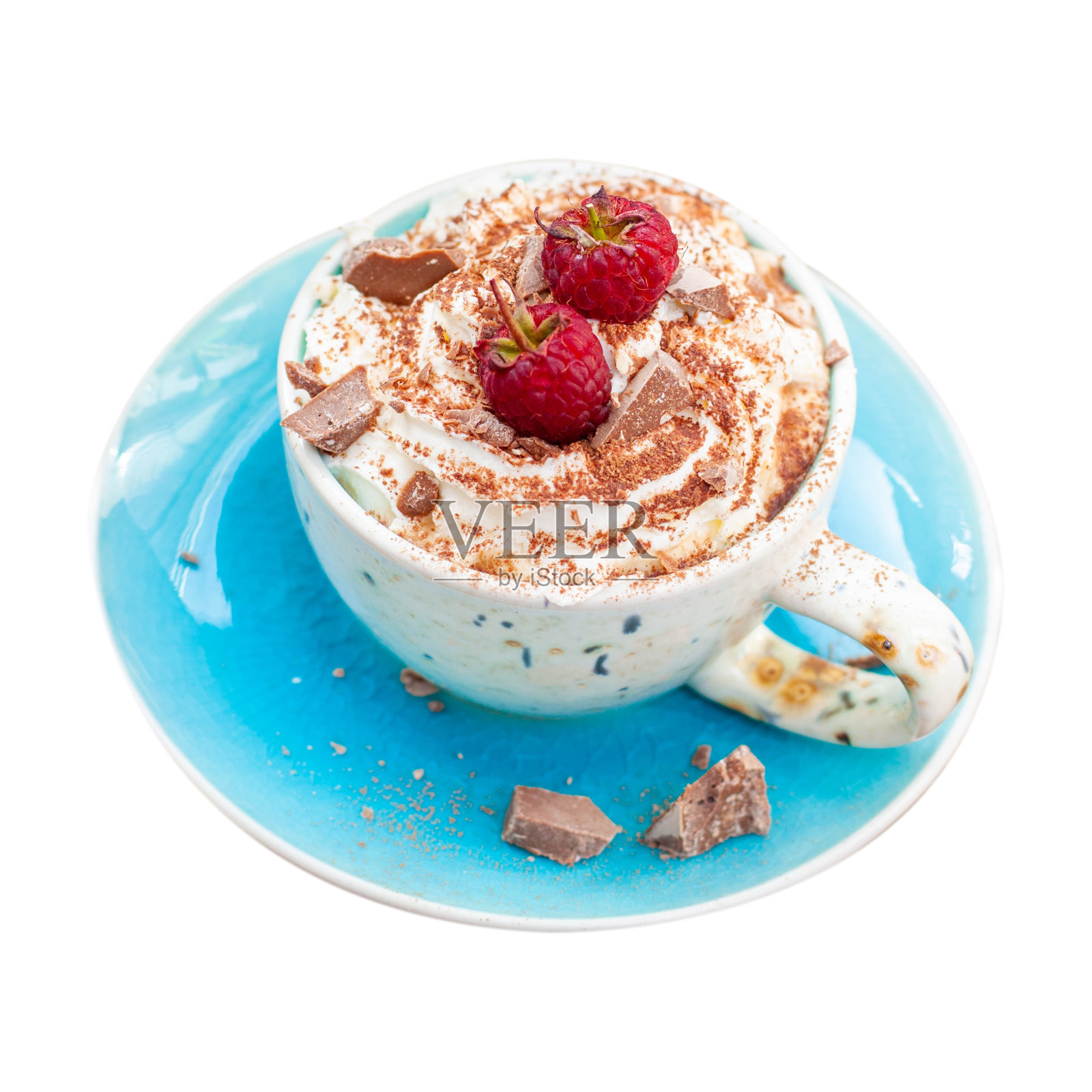 一杯美丽的蓝色咖啡，在质朴的木制背景上加入鲜奶油、可可粉和覆盆子照片摄影图片