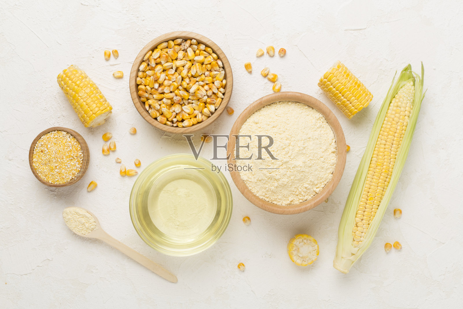 玉米产品与新鲜玉米芯在混凝土背景，俯视图照片摄影图片