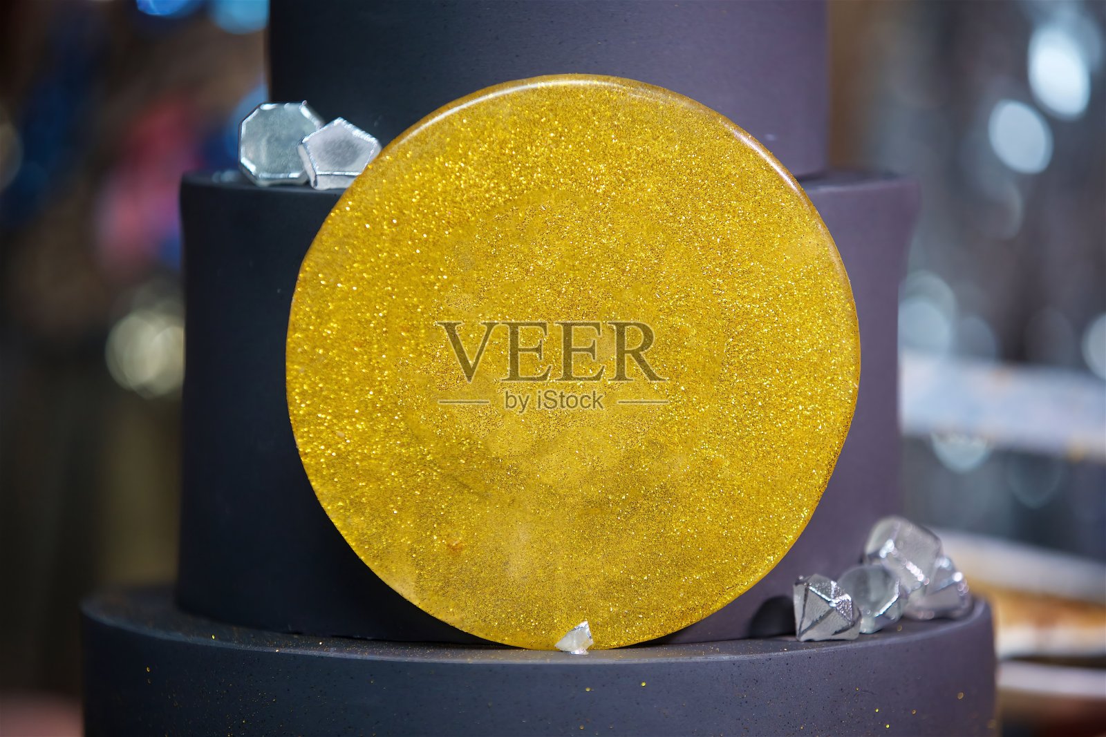 蛋糕上的细节是一个大的金色圆圈。放文字的地方照片摄影图片