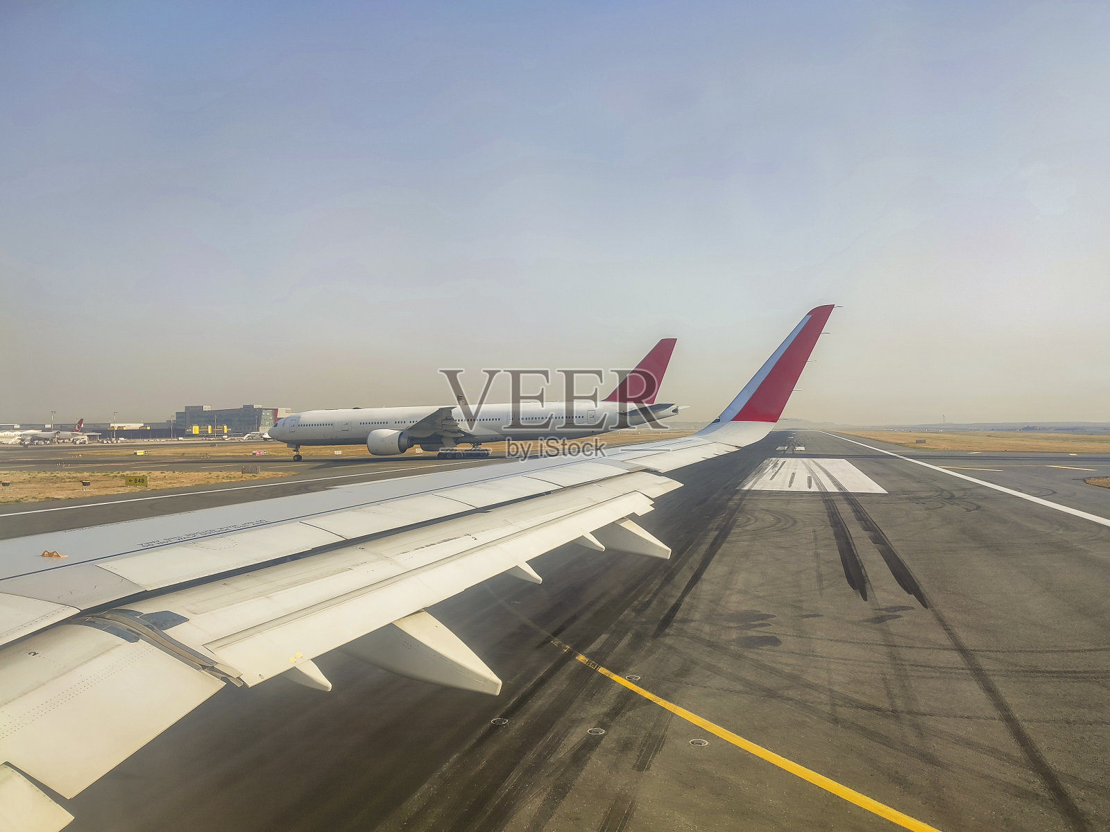 土耳其伊斯坦布尔新机场等待起飞的飞机照片摄影图片