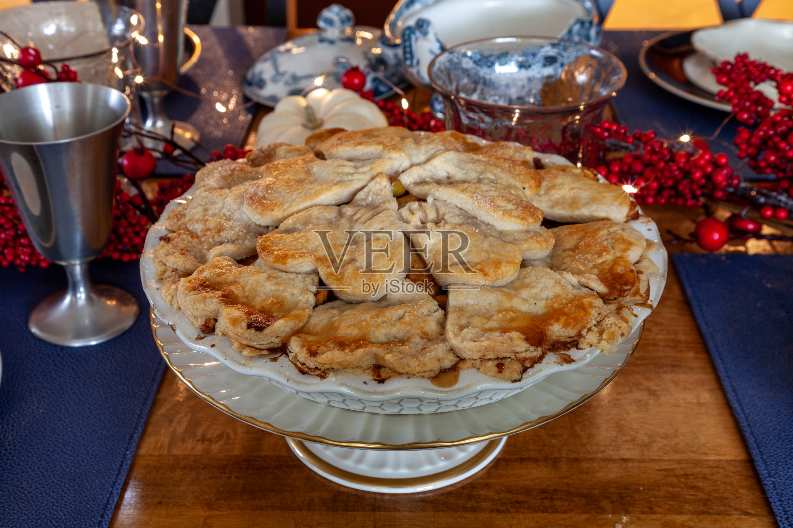 节日餐桌上自制的美味苹果派照片摄影图片