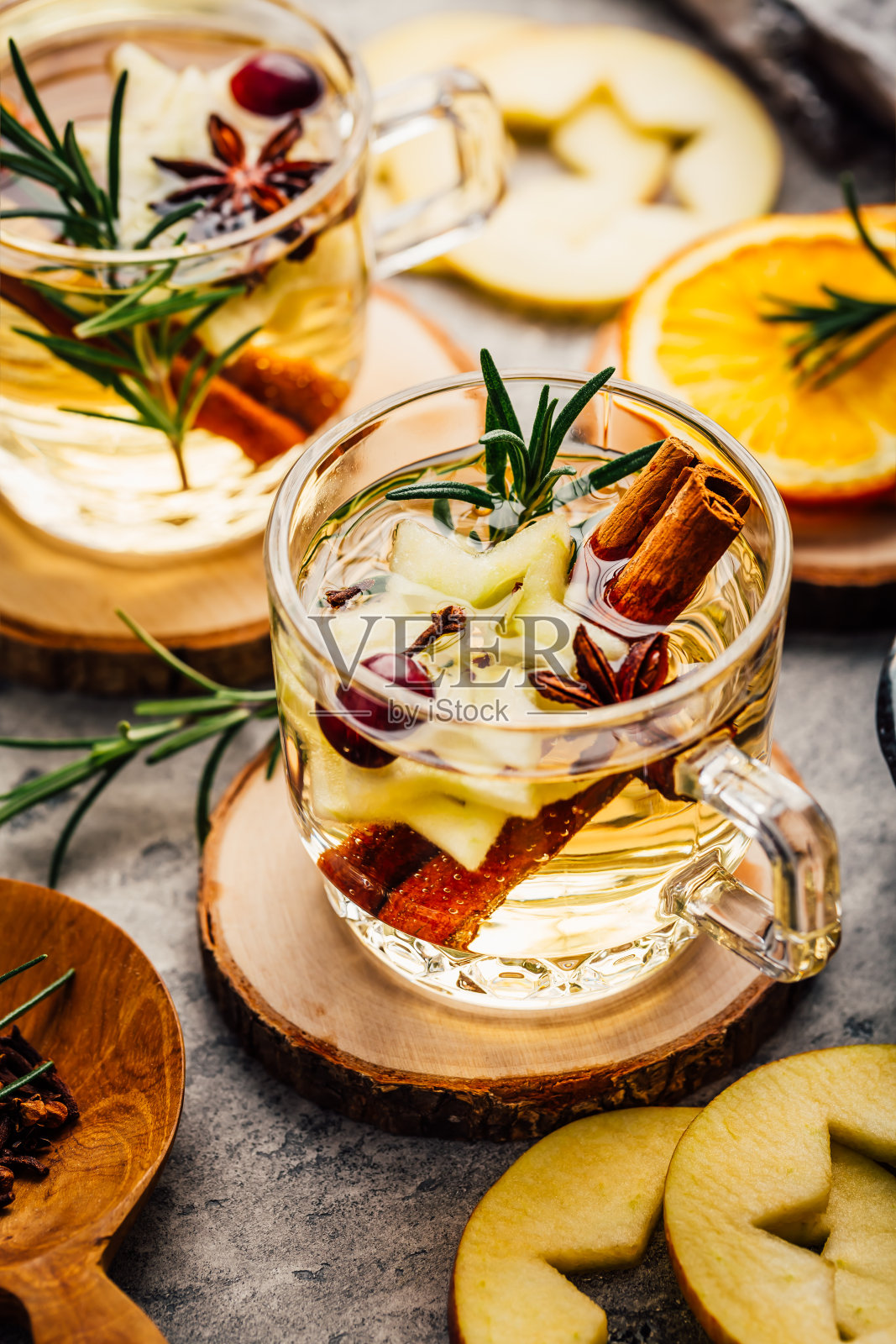 美味的白热葡萄酒，配以苹果、蔓越莓和香料照片摄影图片