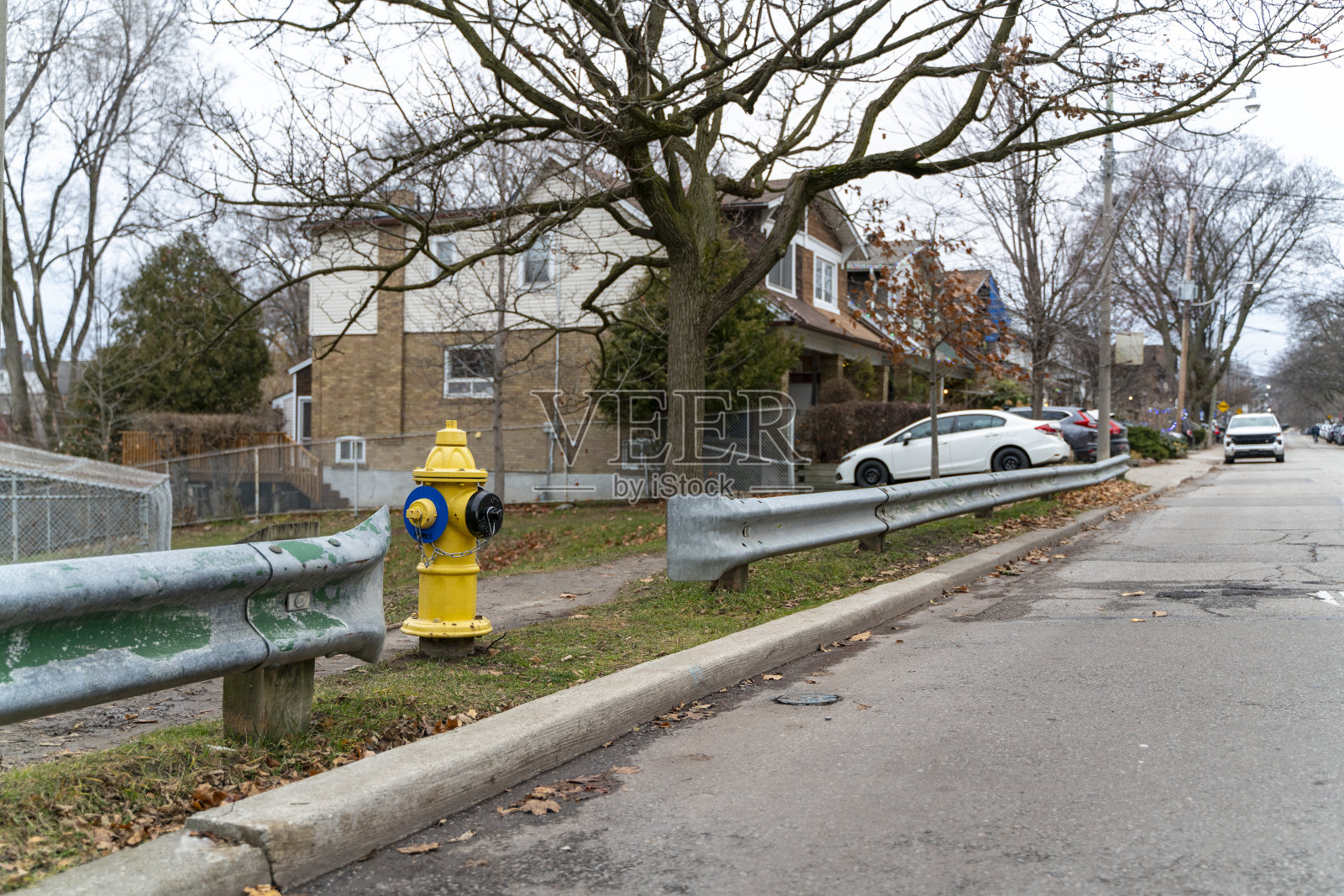 道路路障中间居民区黄色消火栓照片摄影图片