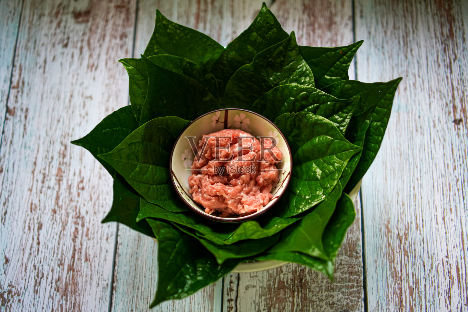 上图是餐桌上自制槟榔叶肉末的配料。照片摄影图片