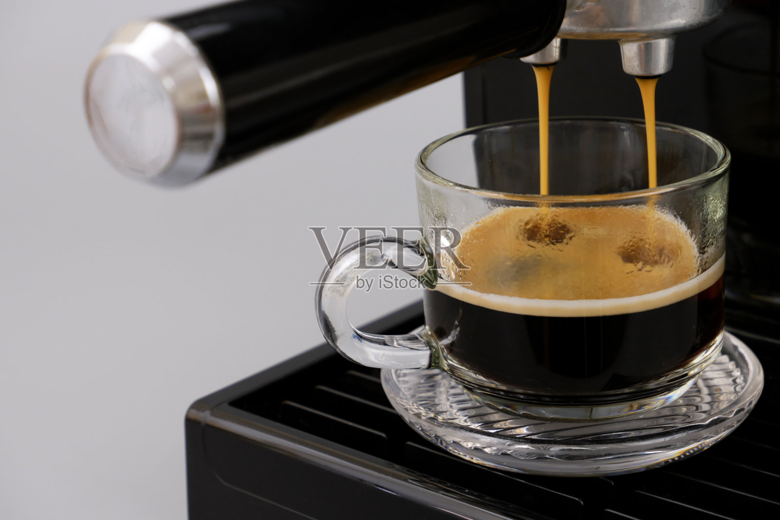 咖啡机在灰色上制作浓缩咖啡照片摄影图片