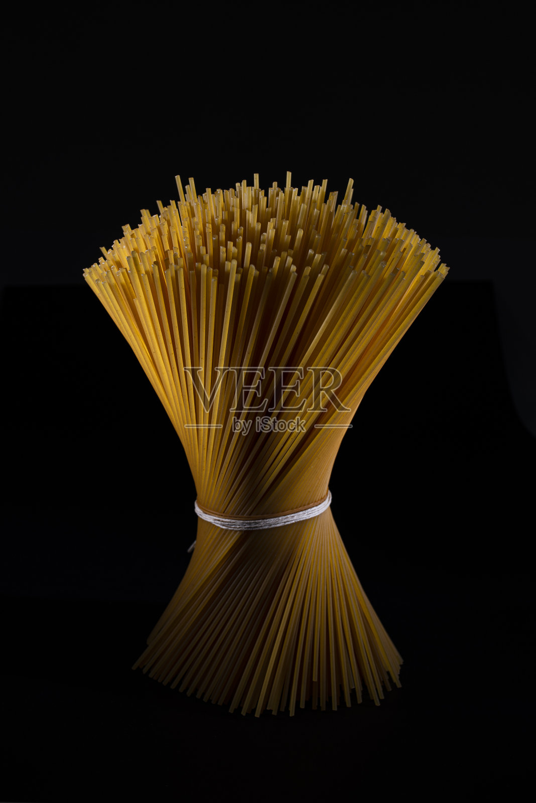 一束意大利面捆起来，直立着照片摄影图片