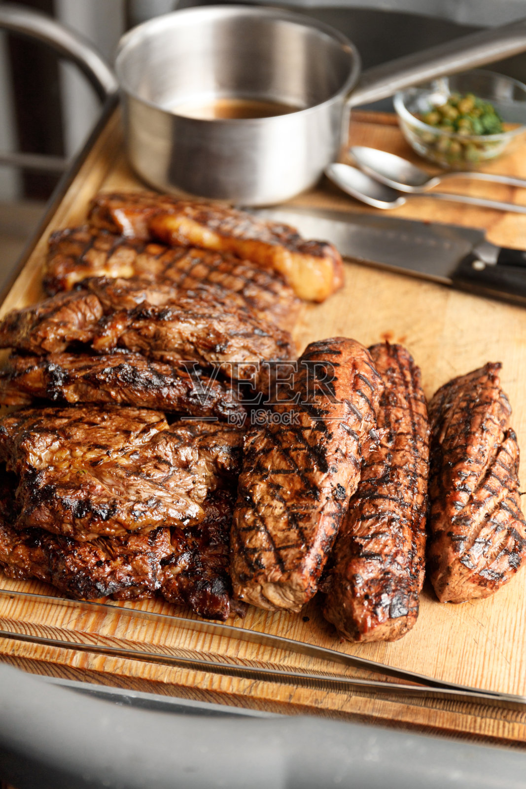 木板上各种各样的烤牛排照片摄影图片