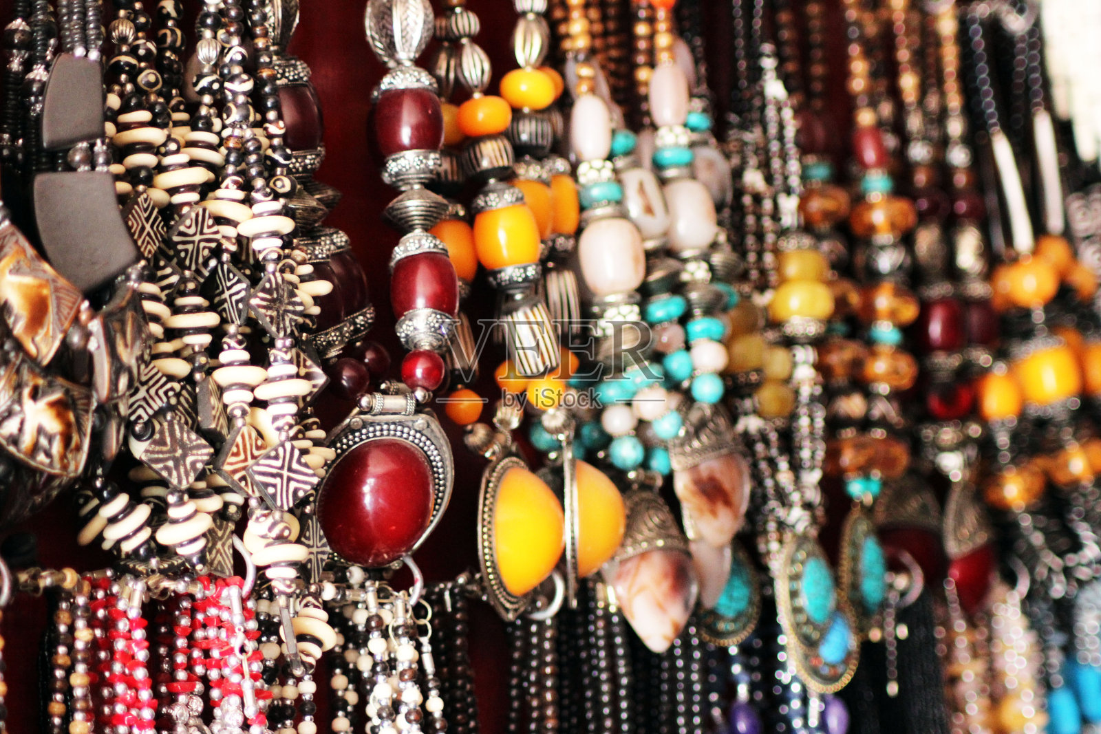 一串五颜六色的项链照片摄影图片