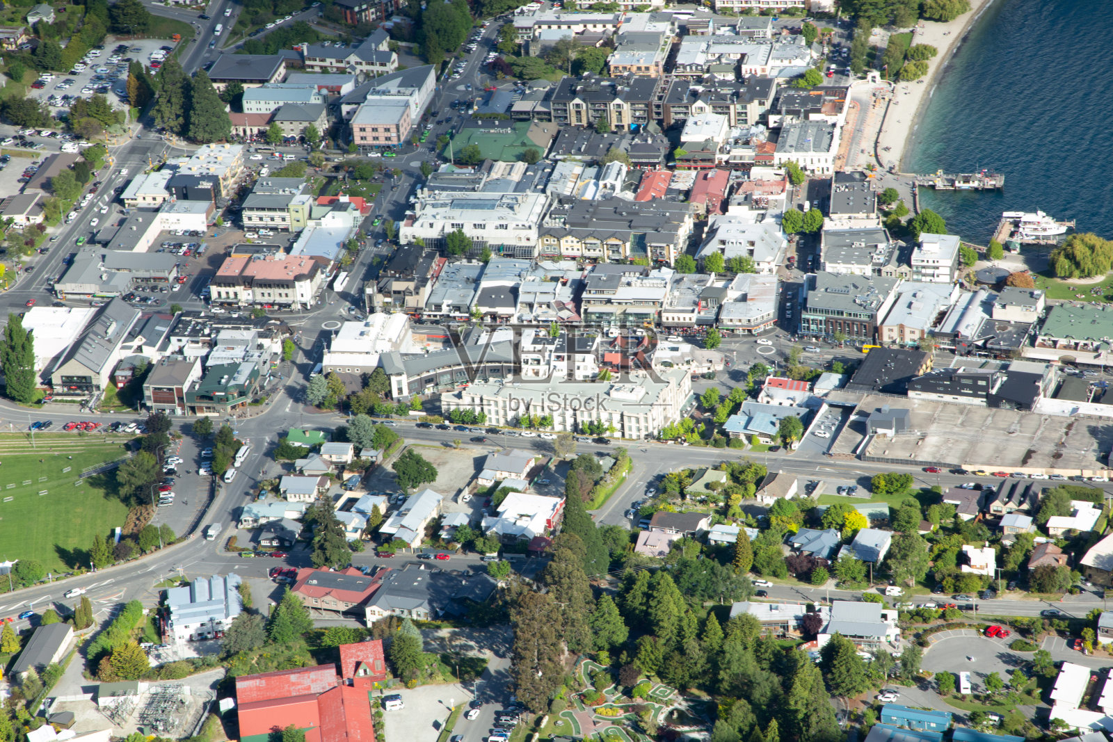 从上面看湖滨镇照片摄影图片