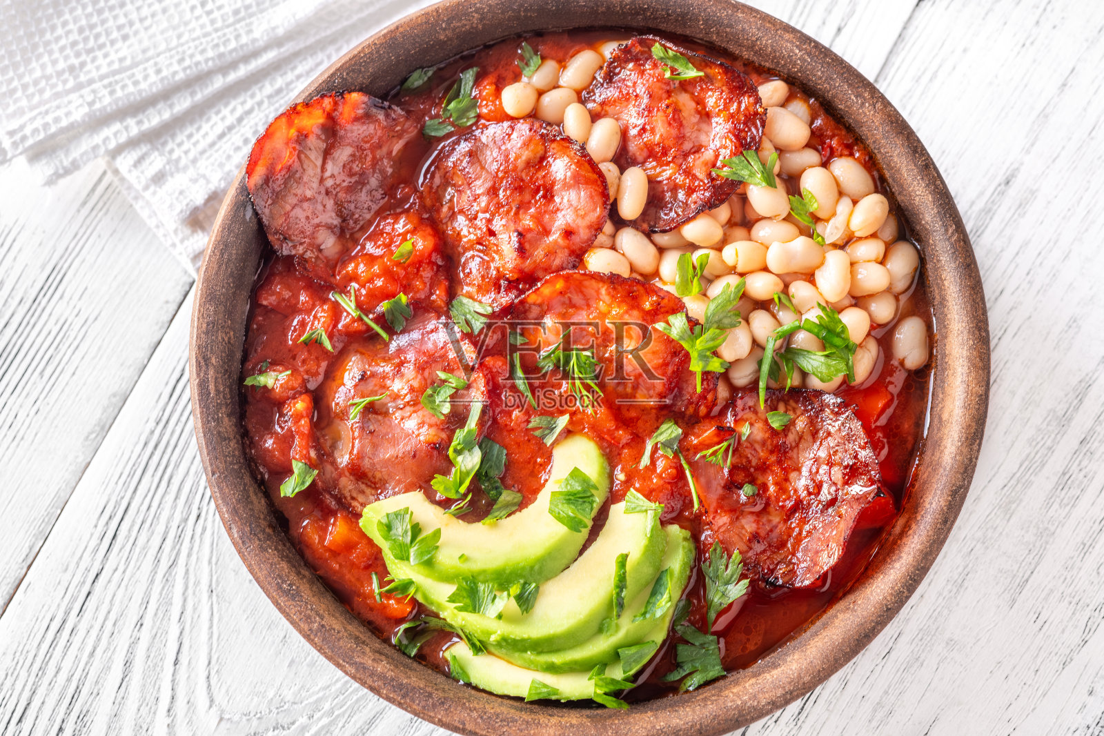 辣香肠和炖豆照片摄影图片