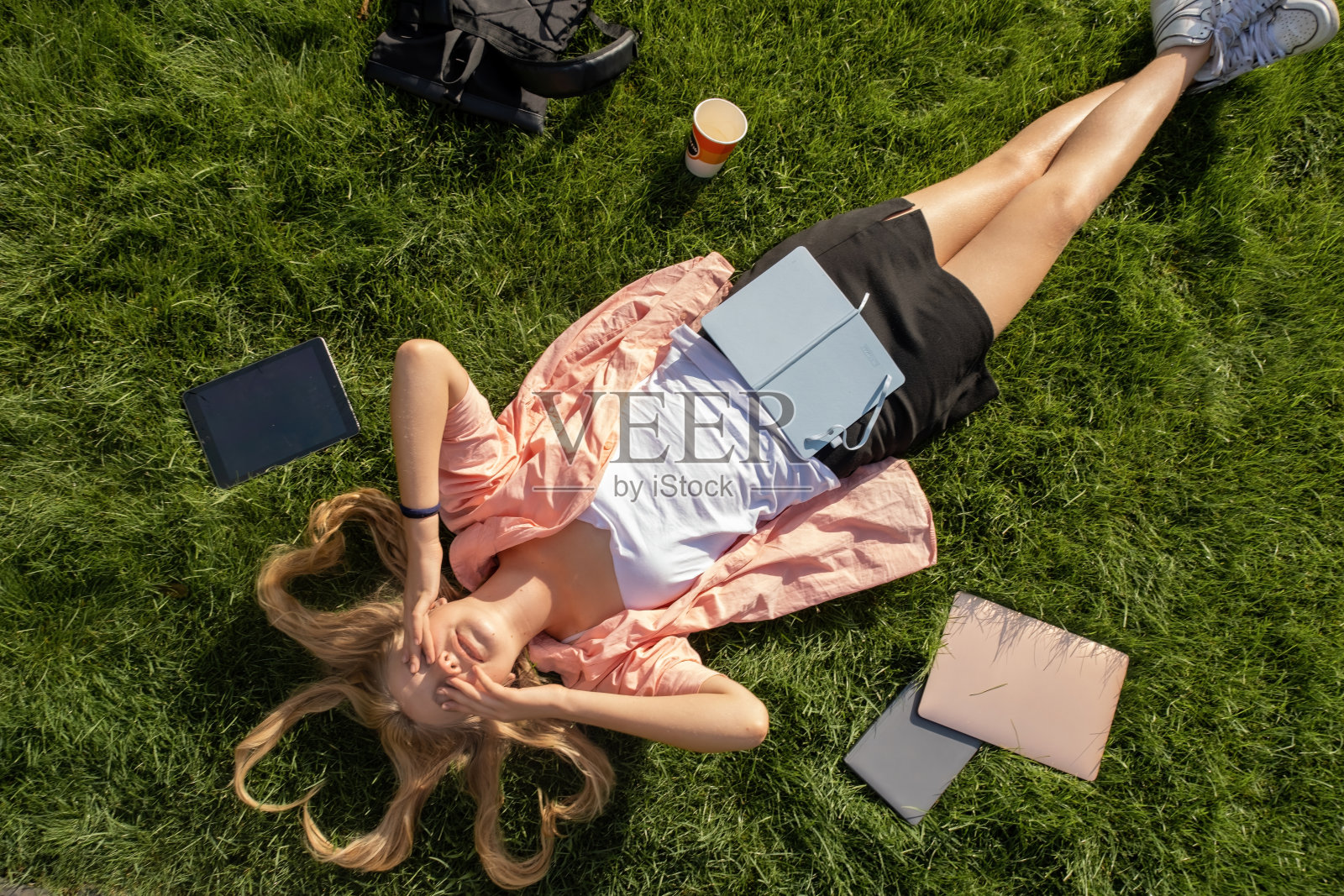 金发女学生，心形发型，摸脸照片摄影图片