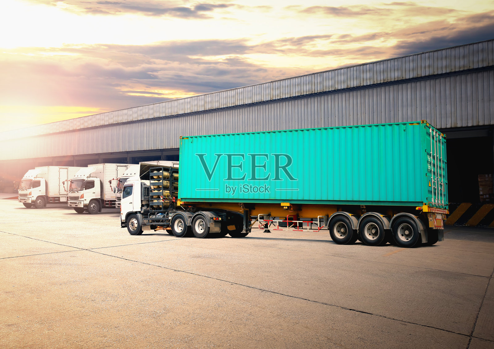 仓库停车场的半挂车。在码头仓库装载的卡车。海运货物、集装箱、运输卡车。配送仓库。货运卡车，物流，货物运输。照片摄影图片