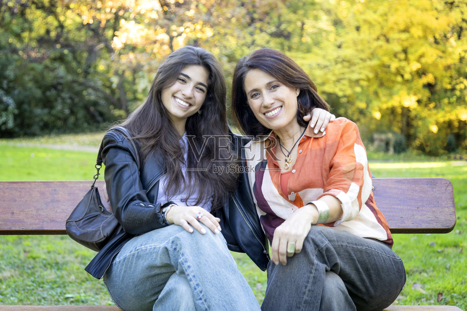 母女俩享受陪伴和自由时光的肖像照片摄影图片