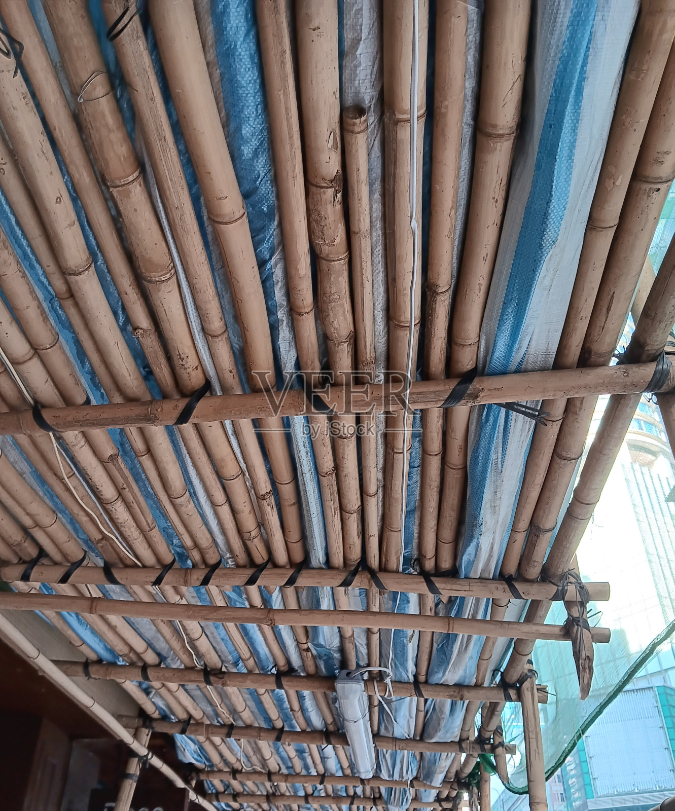 竹木板搭建的脚手架照片摄影图片