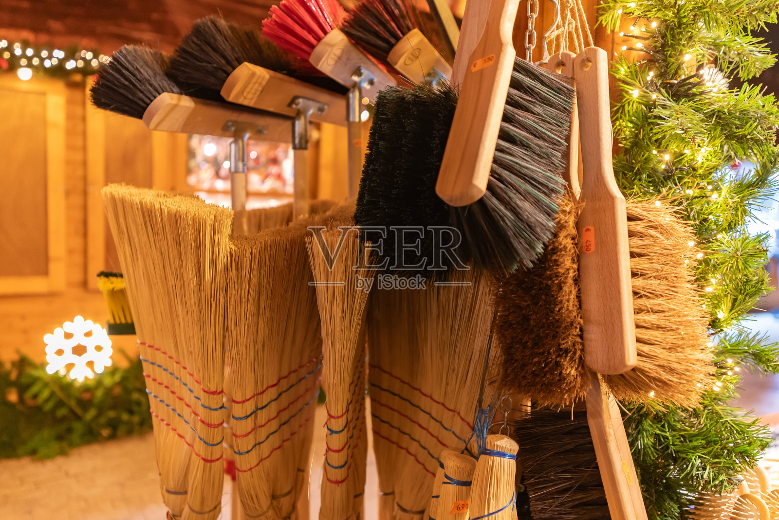 集市上出售手工制作的扫帚和刷子。照片摄影图片
