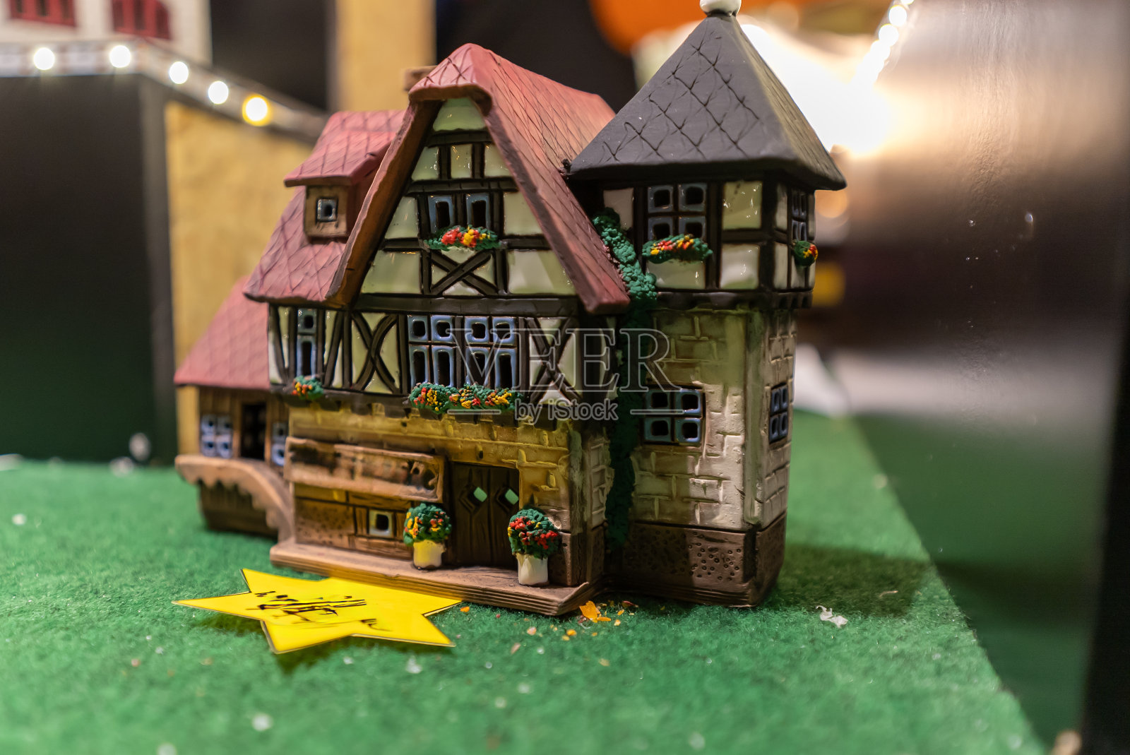 集市上出售的圣诞小屋照片摄影图片