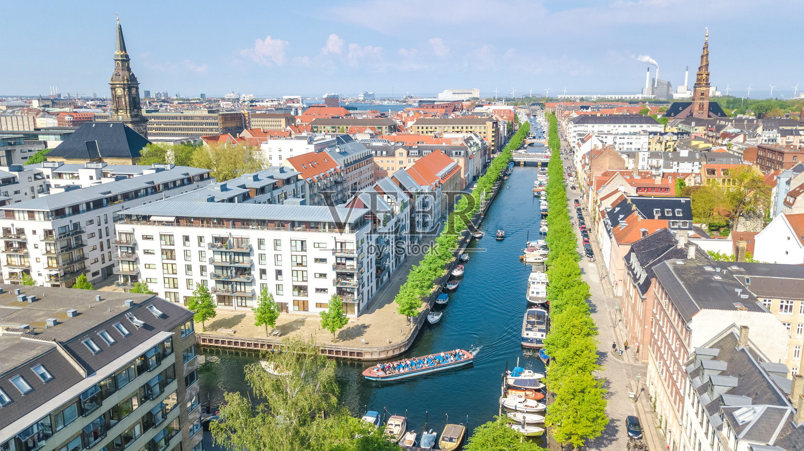 哥本哈根天际线航拍无人机从上面看，尼哈芬历史码头港口和运河与彩色建筑和船只在哥本哈根老城，丹麦照片摄影图片