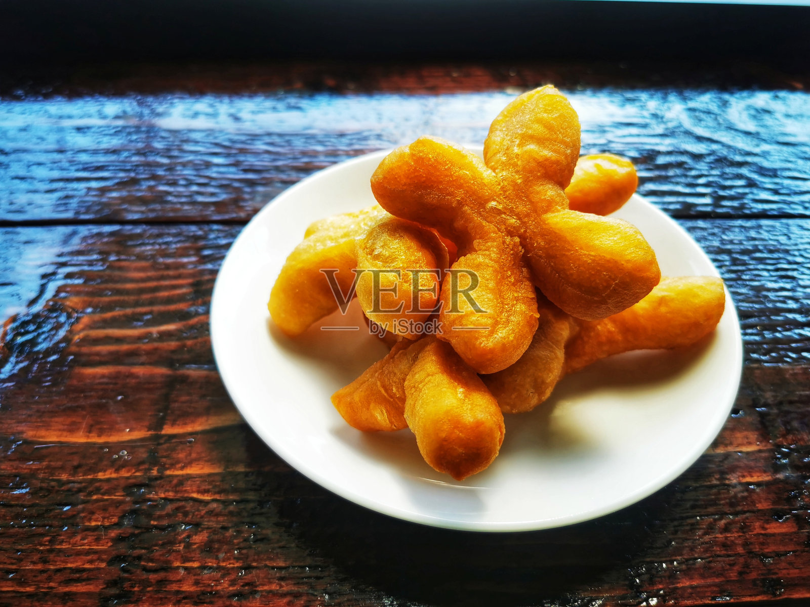 Patongko是一种油炸面团，是一种传统的泰国早餐，馅料丰富，味道鲜美。照片摄影图片