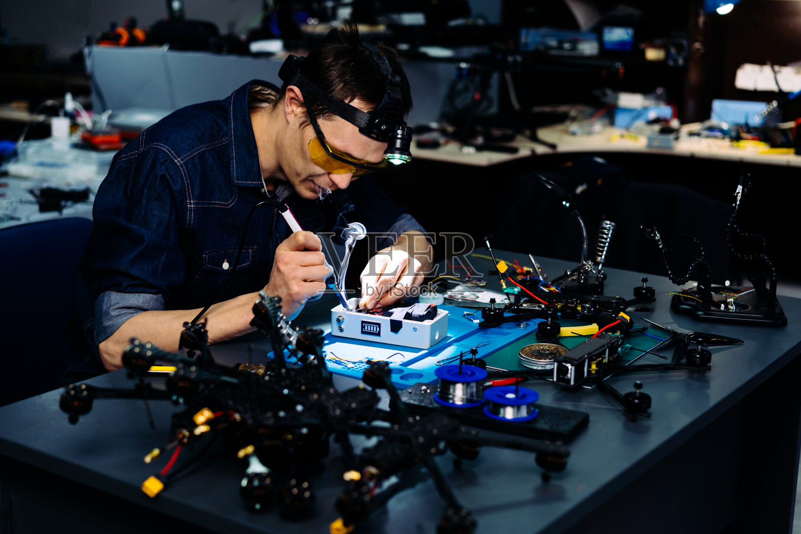 工程师在车间里研究竞速无人机照片摄影图片
