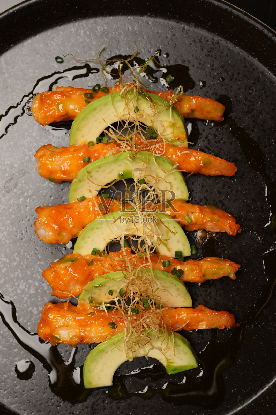 小龙虾牛油果配冬阴酱照片摄影图片