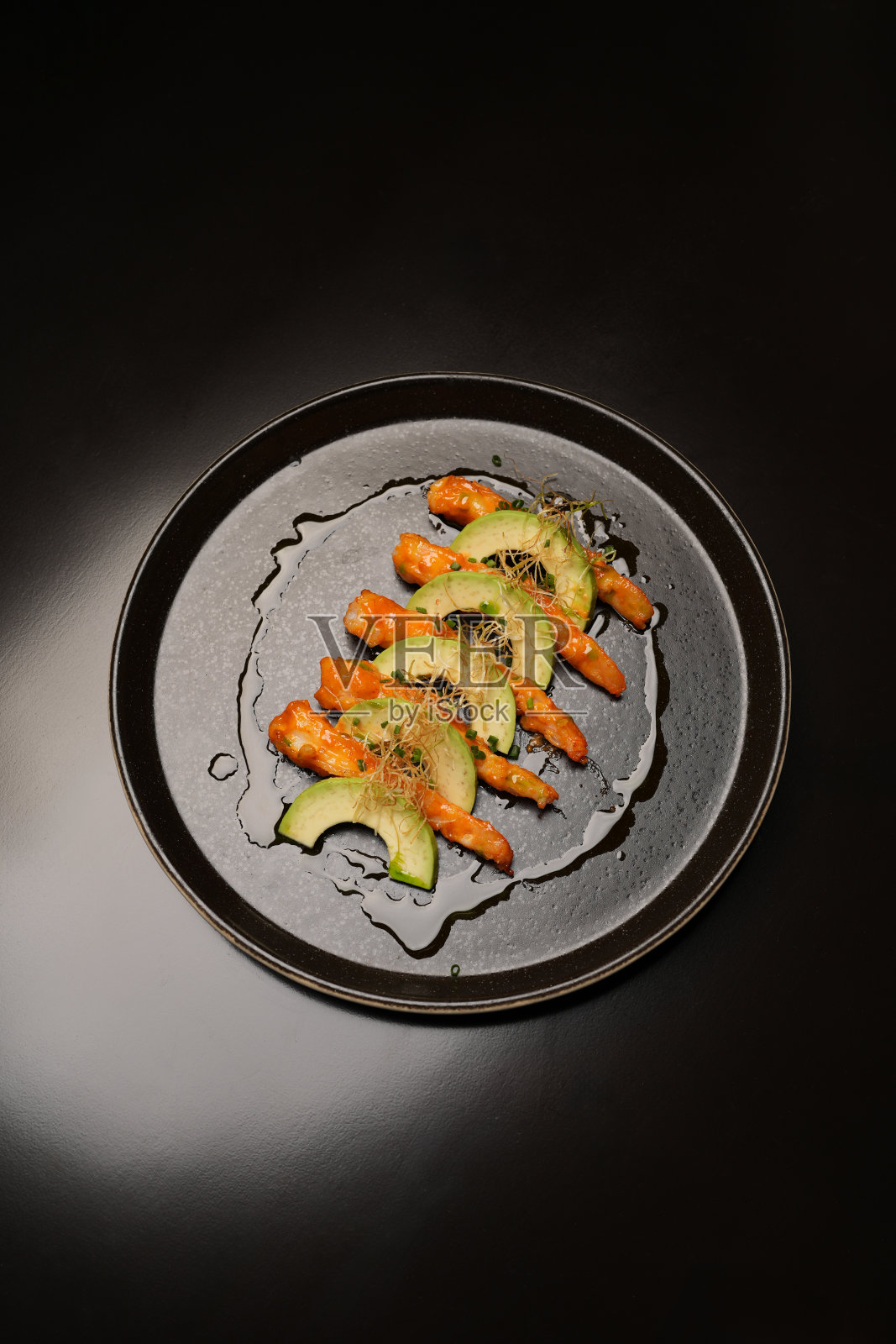 小龙虾牛油果配冬阴酱照片摄影图片