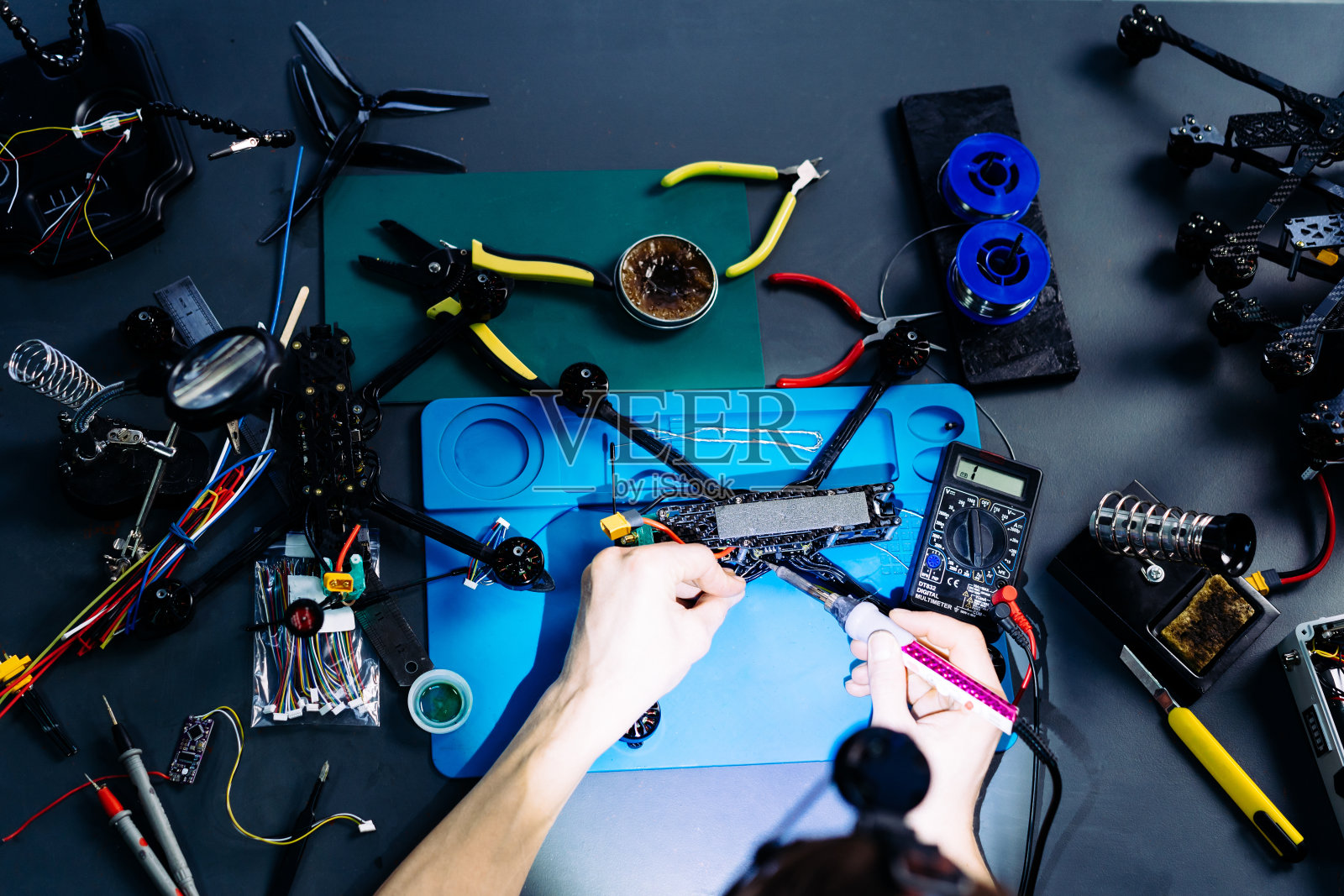 工程师在车间里研究竞速无人机照片摄影图片