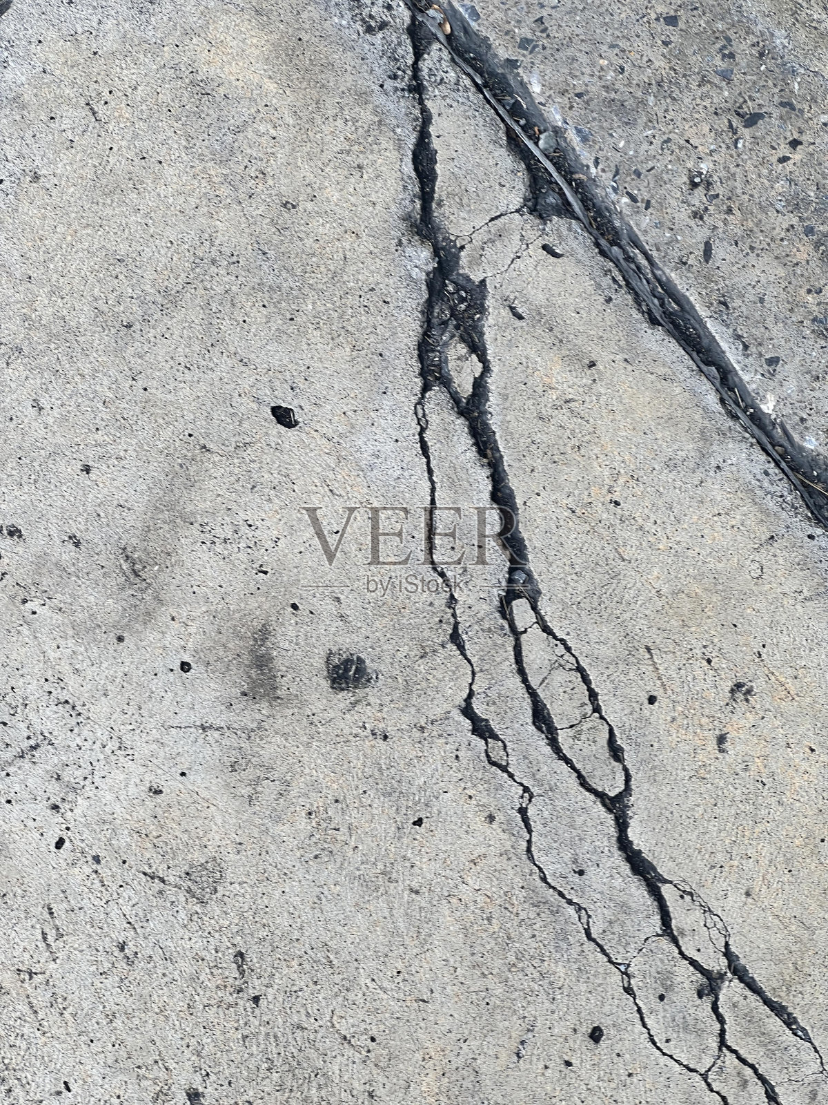 人行道上有裂缝的消防栓的照片。照片摄影图片