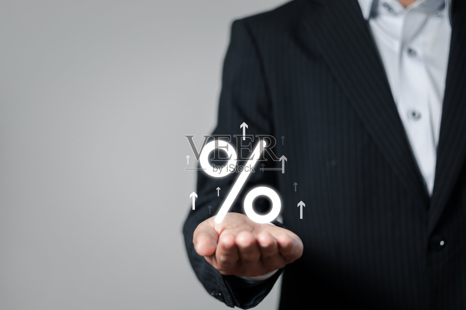 商人用箭头表示利率金融和抵押贷款利率的概念。照片摄影图片