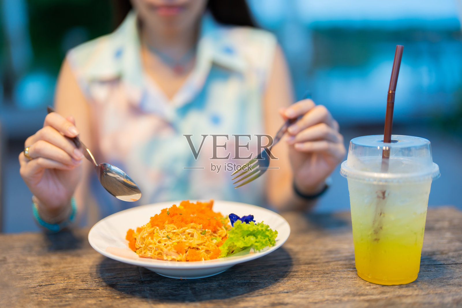 图为陈星老师制作的面条菜单，好吃又漂亮。还有一位亚洲女性吃货。在花蜜旁边用一个即食勺。在一家豪华酒店的餐厅里照片摄影图片