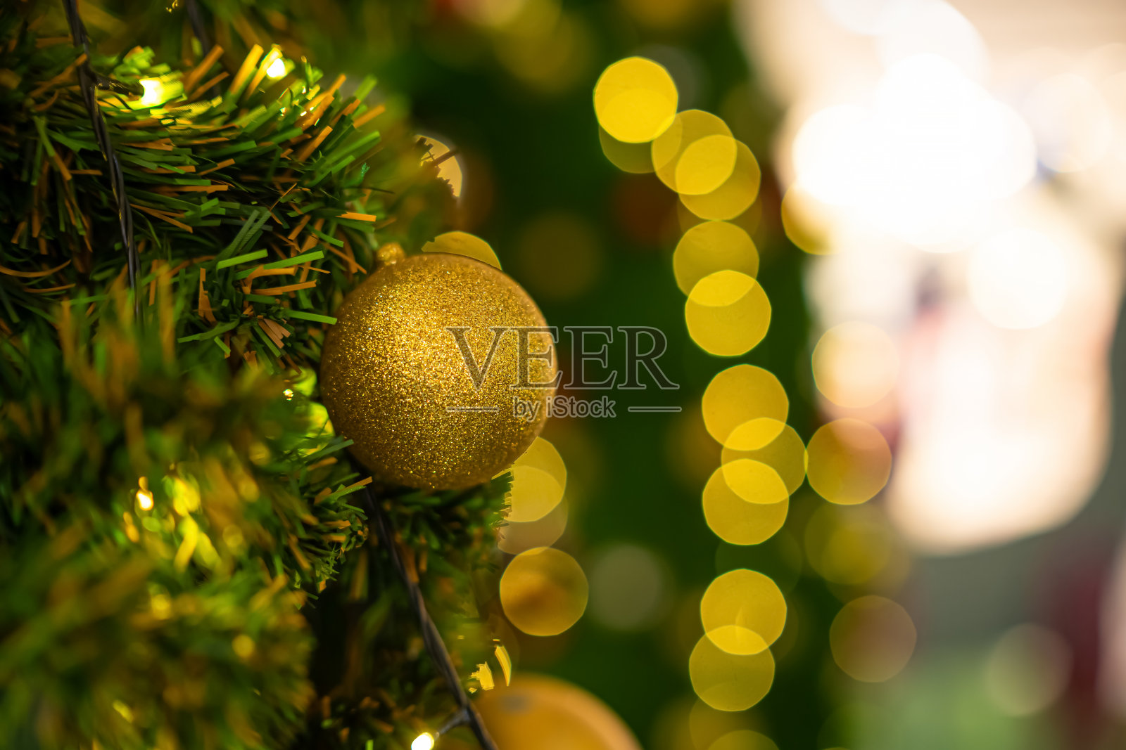 圣诞快乐，彩球特写，圣诞礼盒和圣诞祝福图片包裹装饰绿色圣诞树背景装饰圣诞和新年装饰。照片摄影图片