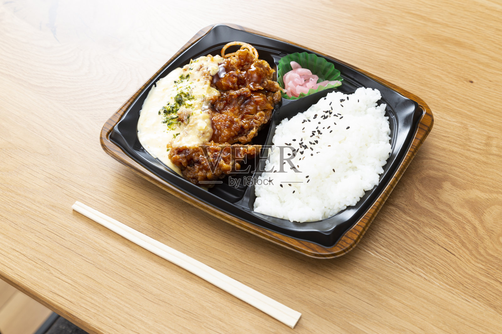 午餐盘拿出来了。照片摄影图片