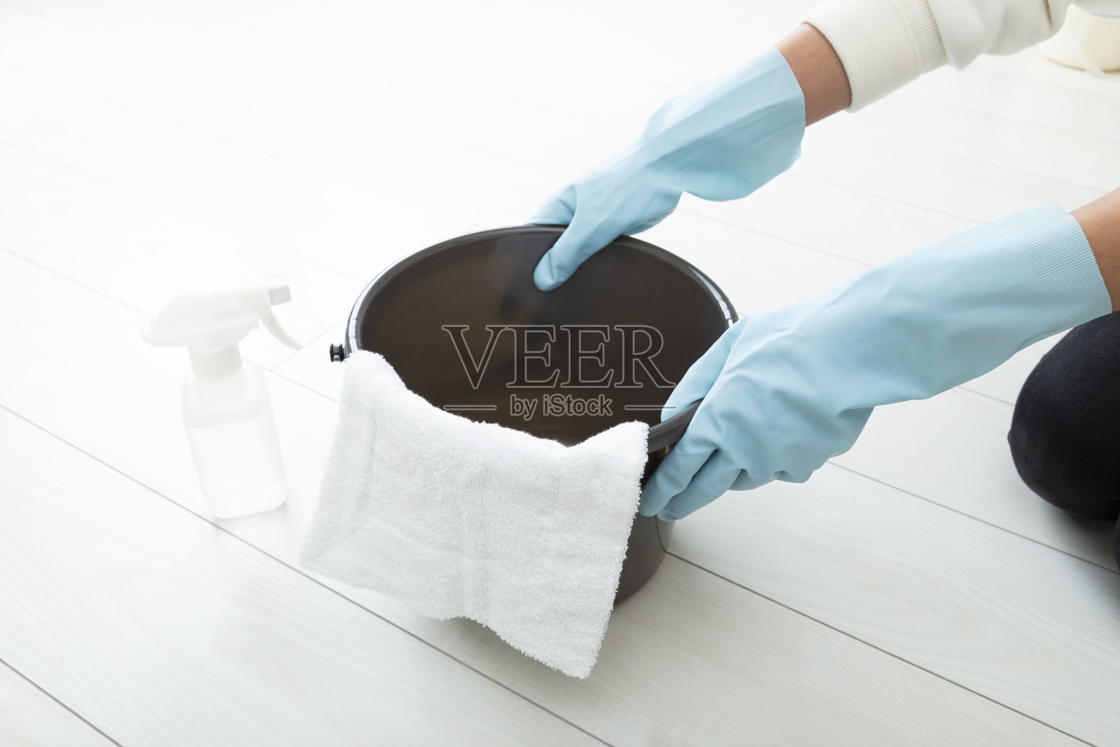 女人的手在擦地板。照片摄影图片